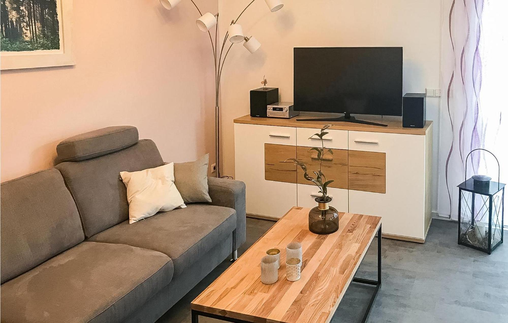 2 Bedroom Cozy Apartment In Rechlin Esterno foto